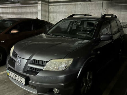 Серый Мицубиси Аутлендер, объемом двигателя 2 л и пробегом 200 тыс. км за 5900 $, фото 1 на Automoto.ua