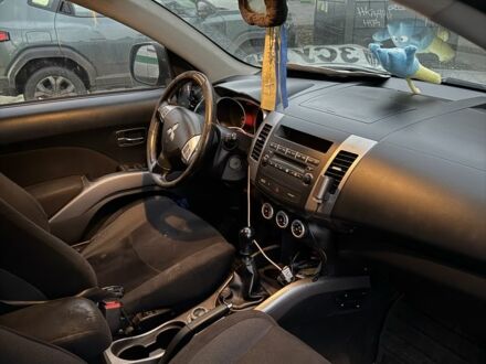 Серый Мицубиси Аутлендер, объемом двигателя 2 л и пробегом 254 тыс. км за 4000 $, фото 1 на Automoto.ua