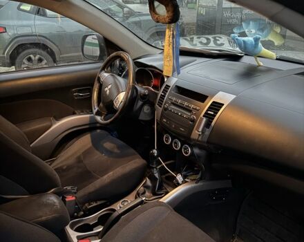 Серый Мицубиси Аутлендер, объемом двигателя 2 л и пробегом 254 тыс. км за 4000 $, фото 1 на Automoto.ua