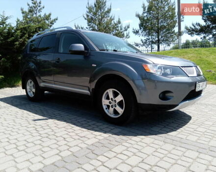 Серый Мицубиси Аутлендер, объемом двигателя 2 л и пробегом 247 тыс. км за 9500 $, фото 1 на Automoto.ua