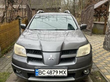 Серый Мицубиси Аутлендер, объемом двигателя 2 л и пробегом 380 тыс. км за 3700 $, фото 1 на Automoto.ua