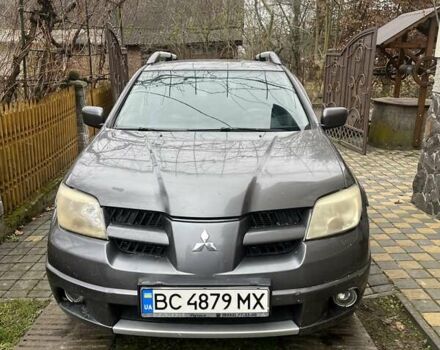 Серый Мицубиси Аутлендер, объемом двигателя 2 л и пробегом 380 тыс. км за 3700 $, фото 1 на Automoto.ua