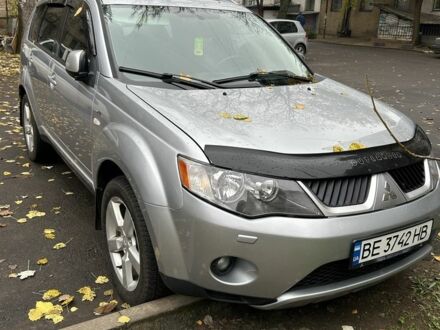Серый Мицубиси Аутлендер, объемом двигателя 3 л и пробегом 320 тыс. км за 8000 $, фото 1 на Automoto.ua