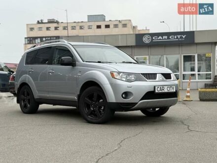 Серый Мицубиси Аутлендер, объемом двигателя 3 л и пробегом 195 тыс. км за 9999 $, фото 1 на Automoto.ua