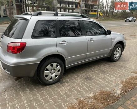 Серый Мицубиси Аутлендер, объемом двигателя 2 л и пробегом 270 тыс. км за 7000 $, фото 1 на Automoto.ua