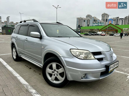 Серый Мицубиси Аутлендер, объемом двигателя 2 л и пробегом 209 тыс. км за 7200 $, фото 1 на Automoto.ua