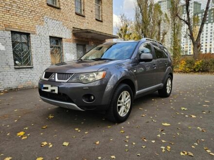 Серый Мицубиси Аутлендер, объемом двигателя 2 л и пробегом 400 тыс. км за 4700 $, фото 1 на Automoto.ua