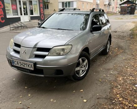 Серый Мицубиси Аутлендер, объемом двигателя 2 л и пробегом 237 тыс. км за 6000 $, фото 1 на Automoto.ua
