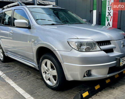 Серый Мицубиси Аутлендер, объемом двигателя 2 л и пробегом 130 тыс. км за 8500 $, фото 1 на Automoto.ua