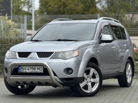 Серый Мицубиси Аутлендер, объемом двигателя 3 л и пробегом 175 тыс. км за 8500 $, фото 1 на Automoto.ua