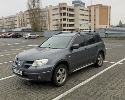 Серый Мицубиси Аутлендер, объемом двигателя 2.38 л и пробегом 227 тыс. км за 6600 $, фото 1 на Automoto.ua