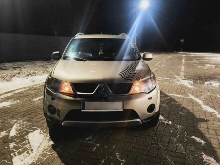 Сірий Міцубісі Аутлендер, об'ємом двигуна 2 л та пробігом 300 тис. км за 4019 $, фото 1 на Automoto.ua