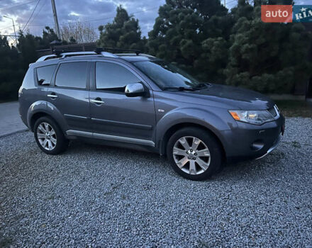 Серый Мицубиси Аутлендер, объемом двигателя 2 л и пробегом 235 тыс. км за 9000 $, фото 1 на Automoto.ua