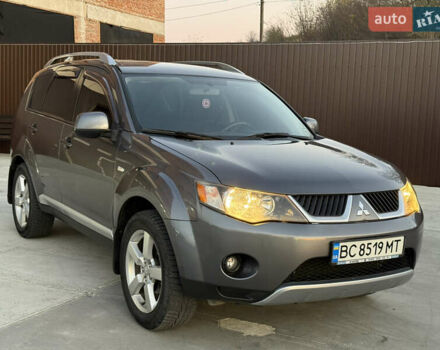 Серый Мицубиси Аутлендер, объемом двигателя 2.4 л и пробегом 210 тыс. км за 8300 $, фото 1 на Automoto.ua