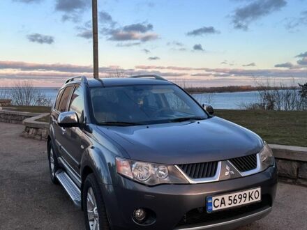 Серый Мицубиси Аутлендер, объемом двигателя 2.4 л и пробегом 321 тыс. км за 10000 $, фото 1 на Automoto.ua