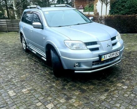 Серый Мицубиси Аутлендер, объемом двигателя 2 л и пробегом 200 тыс. км за 5800 $, фото 1 на Automoto.ua