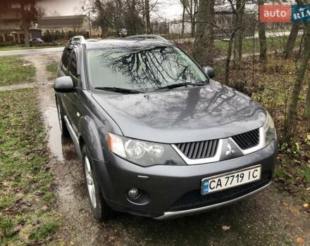 Серый Мицубиси Аутлендер, объемом двигателя 2.4 л и пробегом 198 тыс. км за 9449 $, фото 1 на Automoto.ua