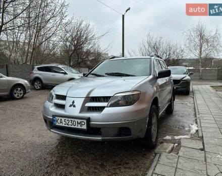 Сірий Міцубісі Аутлендер, об'ємом двигуна 2 л та пробігом 182 тис. км за 6200 $, фото 1 на Automoto.ua