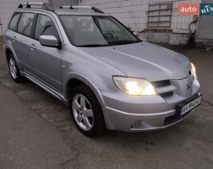 Серый Мицубиси Аутлендер, объемом двигателя 2 л и пробегом 199 тыс. км за 7600 $, фото 1 на Automoto.ua