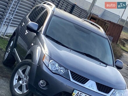 Серый Мицубиси Аутлендер, объемом двигателя 3 л и пробегом 177 тыс. км за 8900 $, фото 1 на Automoto.ua