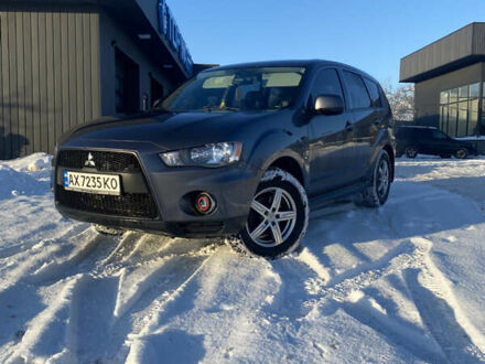 Серый Мицубиси Аутлендер, объемом двигателя 2 л и пробегом 241 тыс. км за 12000 $, фото 1 на Automoto.ua