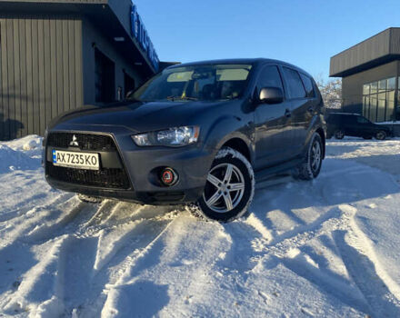 Серый Мицубиси Аутлендер, объемом двигателя 2 л и пробегом 241 тыс. км за 12000 $, фото 1 на Automoto.ua