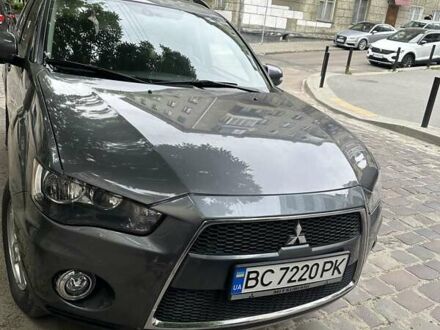 Серый Мицубиси Аутлендер, объемом двигателя 2.27 л и пробегом 207 тыс. км за 11000 $, фото 1 на Automoto.ua