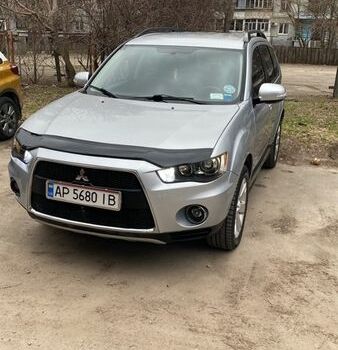 Серый Мицубиси Аутлендер, объемом двигателя 2.36 л и пробегом 240 тыс. км за 11200 $, фото 1 на Automoto.ua