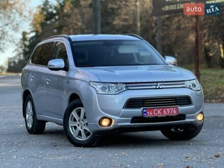 Серый Мицубиси Аутлендер, объемом двигателя 2 л и пробегом 200 тыс. км за 13999 $, фото 1 на Automoto.ua