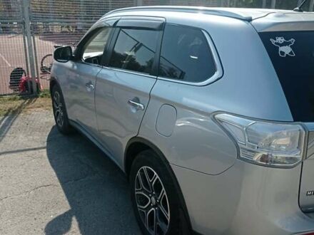 Мицубиси Аутлендер 2015 в Каменке на Automoto.ua Серый Мицубиси Аутлендер, объемом двигателя 2.27 л и пробегом 200 тыс. км за 16000 $, фото 1 на Automoto.ua
