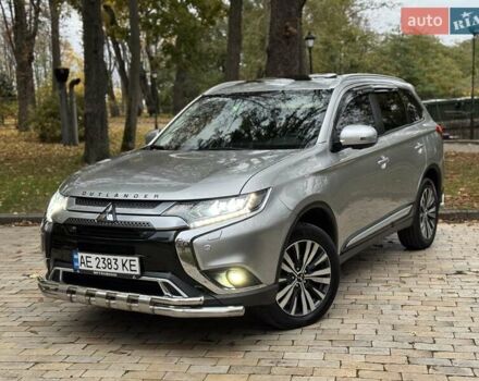 Серый Мицубиси Аутлендер, объемом двигателя 2.36 л и пробегом 37 тыс. км за 21000 $, фото 1 на Automoto.ua