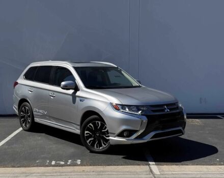 Серый Мицубиси Аутлендер, объемом двигателя 2 л и пробегом 50 тыс. км за 7500 $, фото 1 на Automoto.ua