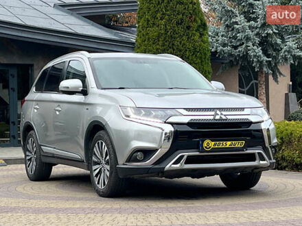 Серый Мицубиси Аутлендер, объемом двигателя 3 л и пробегом 156 тыс. км за 18500 $, фото 1 на Automoto.ua