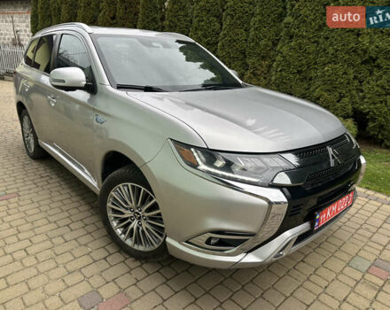 Серый Мицубиси Аутлендер, объемом двигателя 2 л и пробегом 80 тыс. км за 21800 $, фото 1 на Automoto.ua