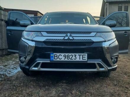 Мицубиси Аутлендер 2019 в Сокале на Automoto.ua Серый Мицубиси Аутлендер, объемом двигателя 2.36 л и пробегом 88 тыс. км за 17500 $, фото 1 на Automoto.ua