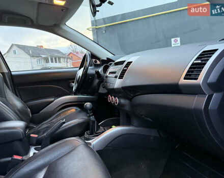 Синий Мицубиси Аутлендер, объемом двигателя 2 л и пробегом 228 тыс. км за 8888 $, фото 40 на Automoto.ua