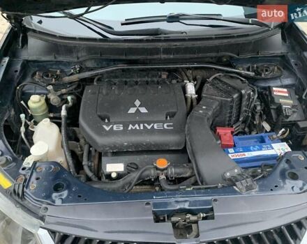 Синий Мицубиси Аутлендер, объемом двигателя 3 л и пробегом 383 тыс. км за 9000 $, фото 6 на Automoto.ua