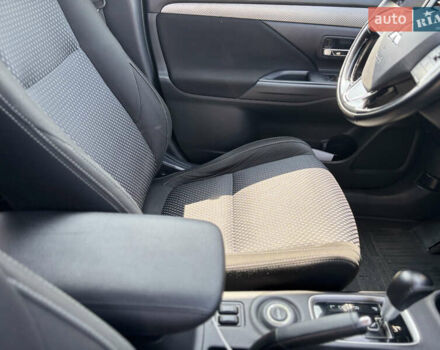 Синий Мицубиси Аутлендер, объемом двигателя 3 л и пробегом 157 тыс. км за 15000 $, фото 17 на Automoto.ua