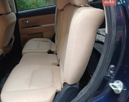 Синий Мицубиси Аутлендер, объемом двигателя 2.42 л и пробегом 135 тыс. км за 17000 $, фото 5 на Automoto.ua