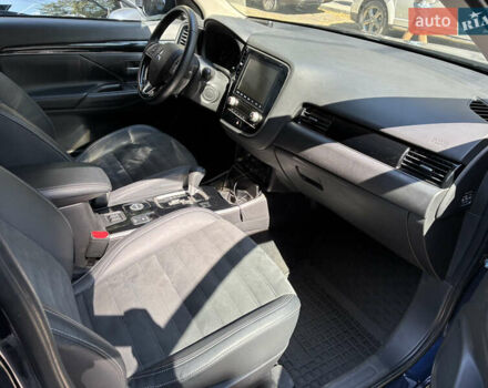 Мицубиси Аутлендер 2020 в Тернополе на Automoto.ua Синий Мицубиси Аутлендер, объемом двигателя 2 л и пробегом 49 тыс. км за 22000 $, фото 5 на Automoto.ua