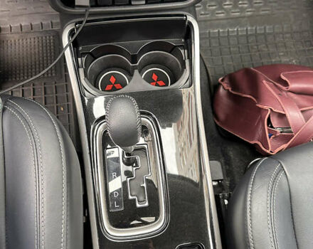 Синий Мицубиси Аутлендер, объемом двигателя 2.36 л и пробегом 47 тыс. км за 34000 $, фото 6 на Automoto.ua