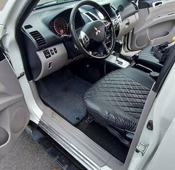 Білий Міцубісі Паджеро Спорт, об'ємом двигуна 2.48 л та пробігом 200 тис. км за 11500 $, фото 28 на Automoto.ua