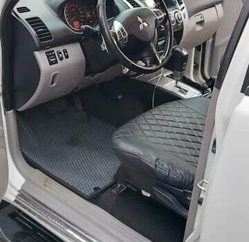 Білий Міцубісі Паджеро Спорт, об'ємом двигуна 2.48 л та пробігом 200 тис. км за 11500 $, фото 39 на Automoto.ua