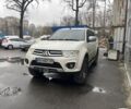 Белый Мицубиси Паджеро Спорт, объемом двигателя 2.5 л и пробегом 240 тыс. км за 8500 $, фото 1 на Automoto.ua