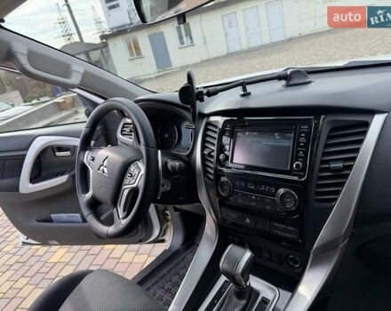 Білий Міцубісі Паджеро Спорт, об'ємом двигуна 2.44 л та пробігом 72 тис. км за 23900 $, фото 30 на Automoto.ua