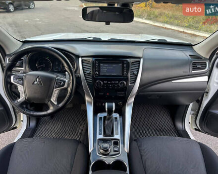 Білий Міцубісі Паджеро Спорт, об'ємом двигуна 2.44 л та пробігом 176 тис. км за 19900 $, фото 29 на Automoto.ua