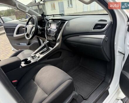 Білий Міцубісі Паджеро Спорт, об'ємом двигуна 2.44 л та пробігом 72 тис. км за 23900 $, фото 25 на Automoto.ua