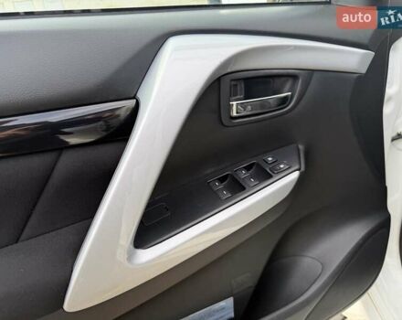 Білий Міцубісі Паджеро Спорт, об'ємом двигуна 2.44 л та пробігом 72 тис. км за 23900 $, фото 24 на Automoto.ua