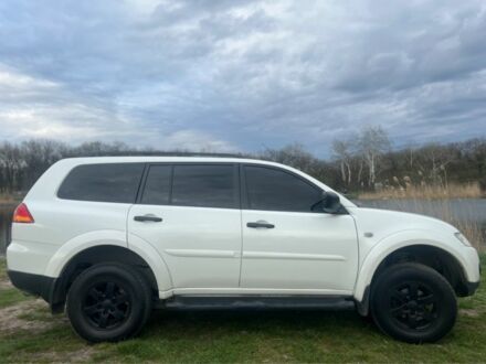 Білий Міцубісі Паджеро Спорт, об'ємом двигуна 2.5 л та пробігом 300 тис. км за 11573 $, фото 1 на Automoto.ua