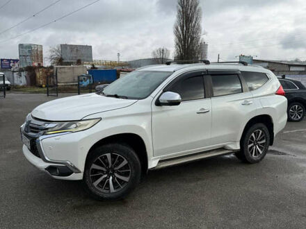 Белый Мицубиси Паджеро Спорт, объемом двигателя 2.4 л и пробегом 290 тыс. км за 16300 $, фото 1 на Automoto.ua